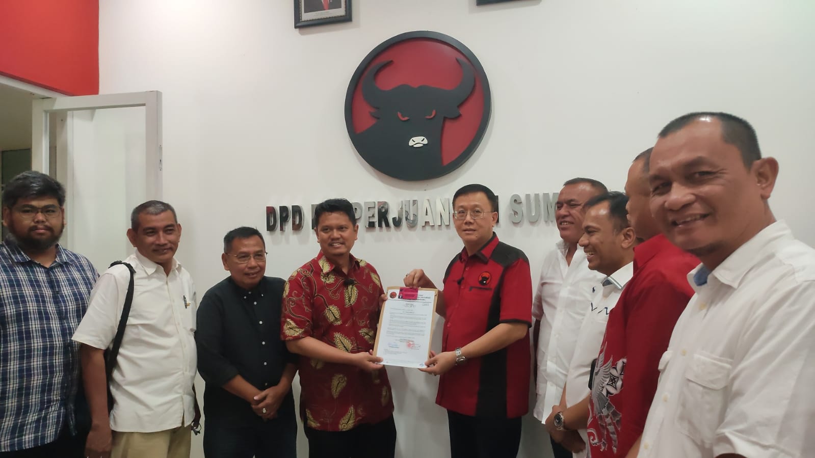 Penyerahan Surat Tugas untuk Calon Walikota Medan kepada Prof. Ridho dari PDIP Kota Medan