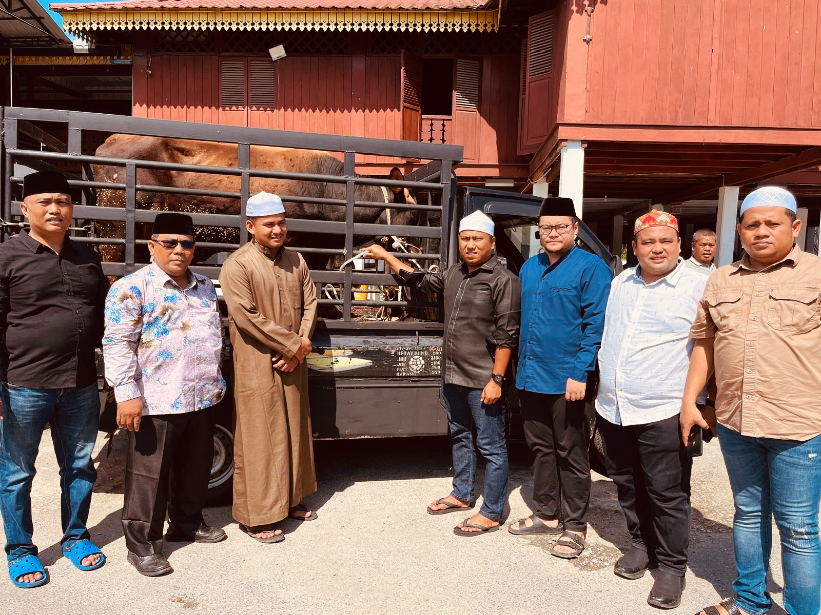 H. Sugiat Santoso Kurban Sapi di Persulukan Besilam Kab. Langkat